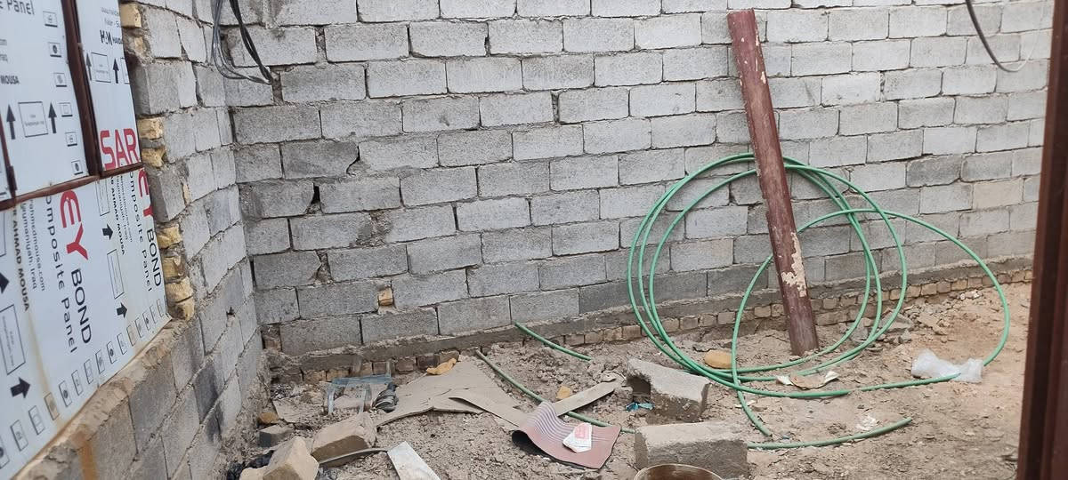 بيت للبيع
حي الامين الاول نزله صيدليه الغد خلف غسل السلطان قريب على الشارع العام 
مساحه 140
يحتوي على غرفه وصاله ومطبخ وستقبال وصحيات داخليه وخارجيه 
***********
