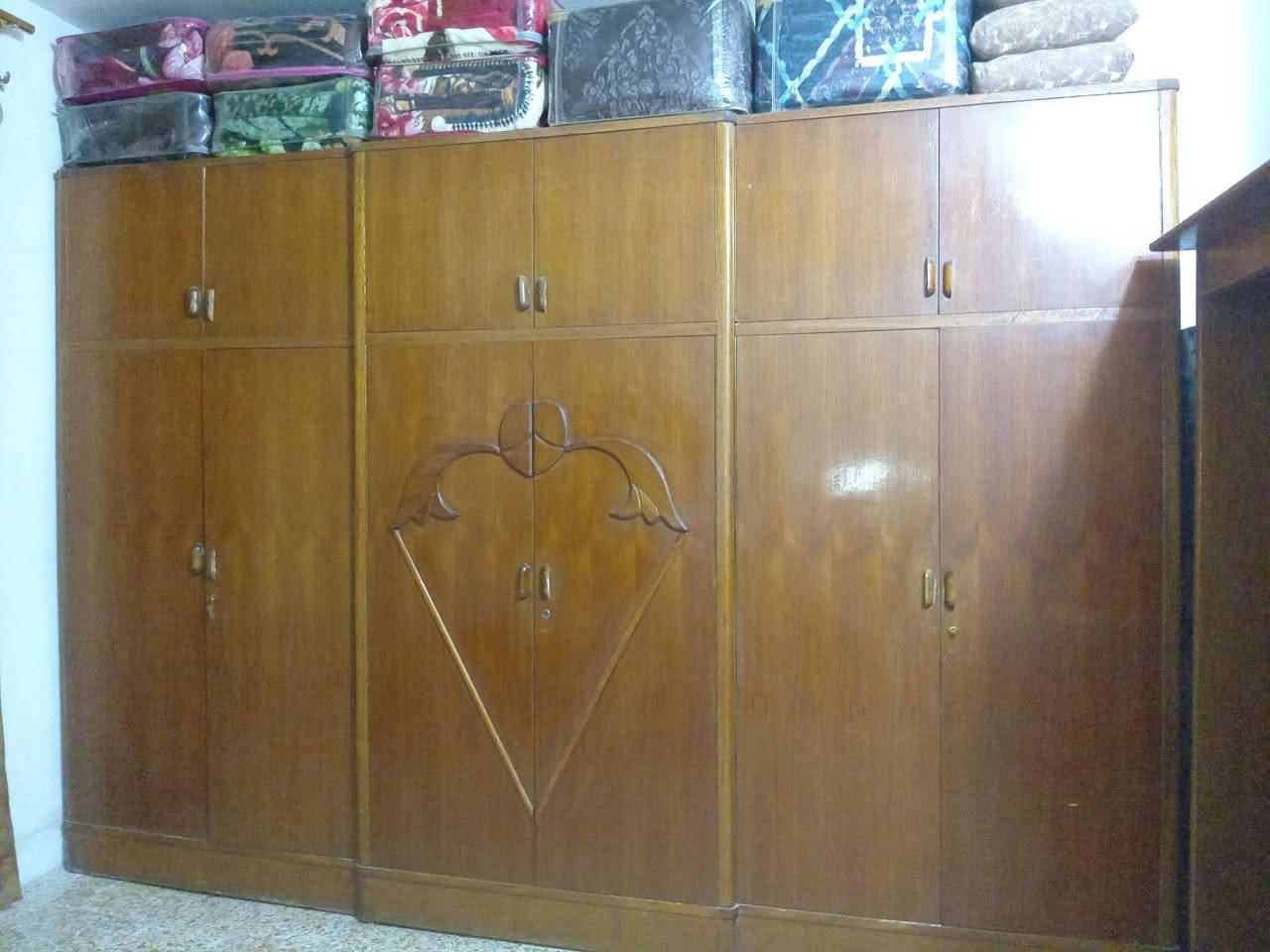 سلام عليكم غرفة اخشاب كاملة للبيع ب سعر مناسب للتواصل ***********
