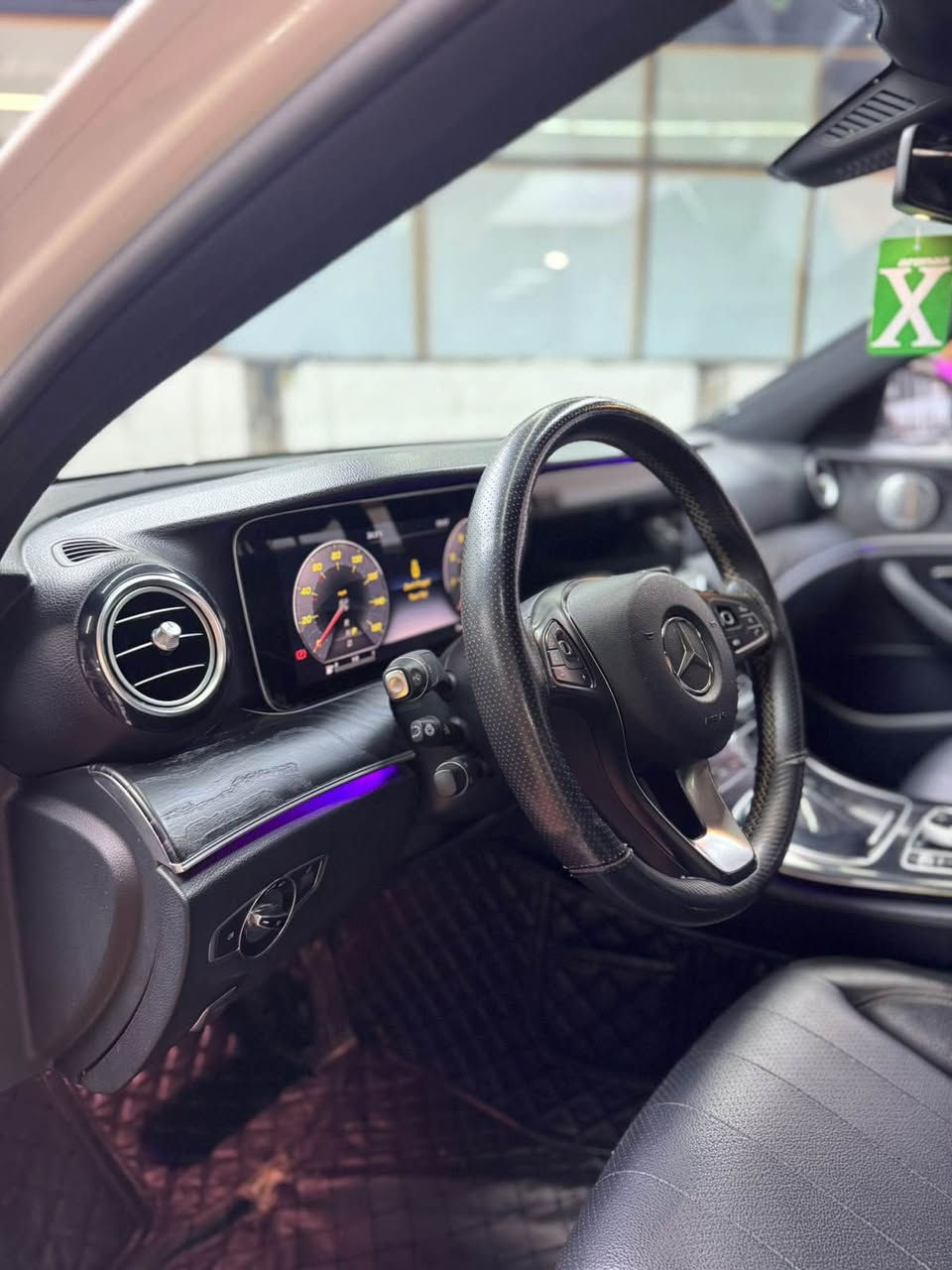 🚘 للبيع Mercedes-Benz E300 E-Class 2017

🔹 الممشى: 98 ألف مايل
🔹 اللون: — ابيض 
🔹 رقم اربيل 
🔹 الحالة: بدون حادث، بدون صبغ
🔹 فقط بارد بالجاملغ الخلفي والجاملغ الأمامي جدا بسيط 
✨ المواصفات:
• فتحة سلايت
• شاشة Widescreen
• نظام ملاحة
• مقاعد جلد
• تحكم بالمقود
• حساسات
• كاميرا خلفية 
• مرايا كهربائية
💰 السعر 25,500 دولار
📍 الموقع: بغداد
📱 للتواصل
*********** بغداد, العراق
