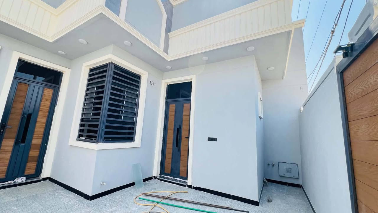 دار سكن للبيع
___
العنوان : حي الجامعة 
 داخل مجمع حيدر ابن حجي هندي النموذجي
بداية المجمع البلوك الأول قرب البوابة 
مجمع خدمات كاملة
كهرباء _إنارة _ماء _مجاري _ تبليط _ أرصفة_مولدة منطقة
_يقع على شارع بعرض 15 / M _موقع مميز  

-------------------------------------
زراعي سند 25 
بناء حديث  
غير مسكون 2026
طابق واحد كونكريت مسلح

المساحة :200 / M

--------------------------------
 تفاصيل البيت 
____
غرف نوم عدد 2 نظام سويت، صالة عدد 2، استقبال، مطبخ(حار+بارد)، مجمع صحي عدد 2، گراج سيارة، حديقة

 

                          المراجعة 
    مكتب مهدي العتابي للعقار ديوانية الجزائر مقابل فندق
برج الامراء للاستفسار 
 *********** مهدي العتابي                                     *********** حيدر الفتلاوي
***********
