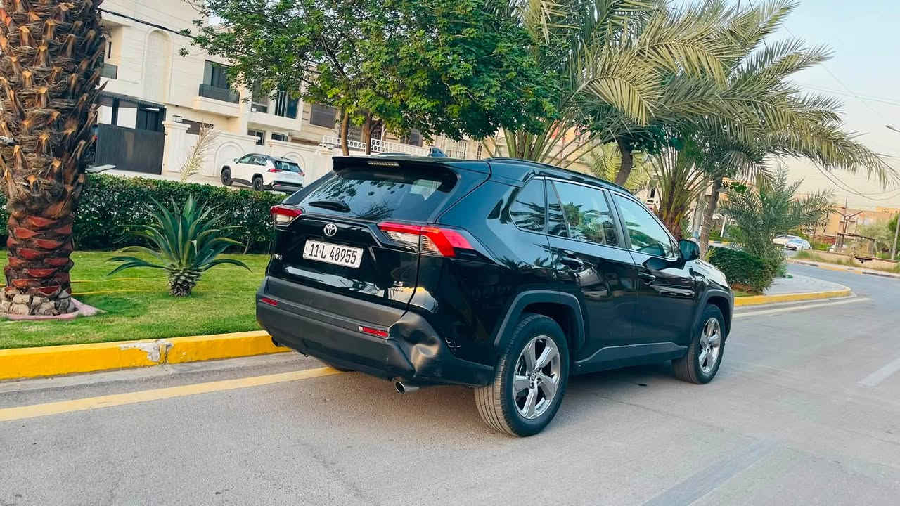 راف فور 2023 LE بانزين
ماشية 52.000 ميل 
159 $.  🔴
 مواصفاتها مروفة  
كشن مخمل  
 سويج 
مبدل ويل كب. بلادي لمتد 
  حادثة اربع قطع 
 حادث امريكة 
جاملغ وبنيد جهة السكن
ايرباك بردة فقط   
 بالعراق صار بيهة 
 جاملغ وباب ودوسة  جهة السايق 
كاملة من كلشي 
 نقصهة لايت ودعامية  يعني كماليا 
اي نقص  ثاني مابيهة 
 مكاني بغداد الكرخ  
كاشي واضح  والسونر موجود 
***********
