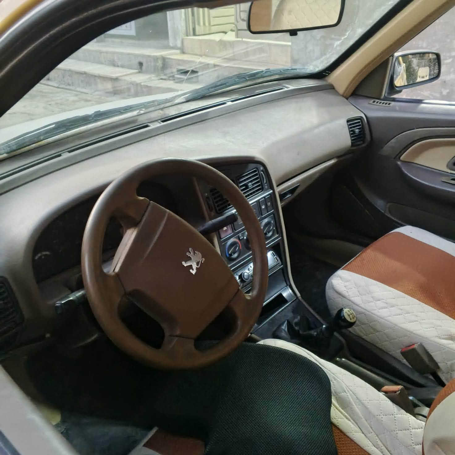 السلام عليكم سياره بيجو لبيع بيه باب صبغ الخلفي وره العبري مكينه معمره جديد كله بلادي تبريد شغال مصفره هيه وغرمه مديل 2016 بيه خيسات بل هلالات شوي السعر 30 وبيه مجال حك الجيه رقم *********** مكان بغداد

