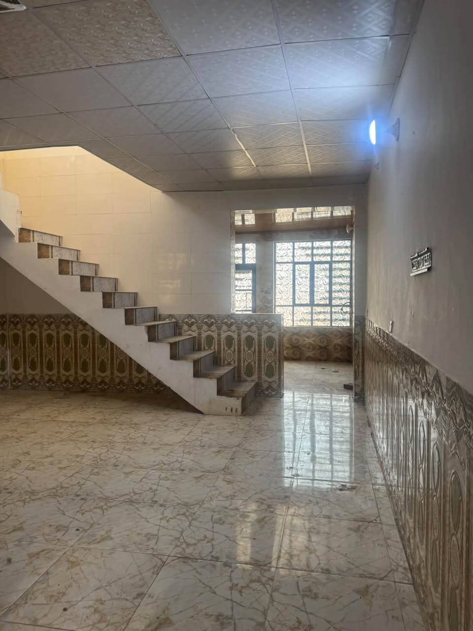 بيت للإيجار ٢٠٠ متر مجمع بيتي الثاني طابق واحد يتكون من غرفة نوم وصالة صالة ومطبخ واستقبال وحديقه سعر الايجار ٣٢٥ شامل اجور الماء والكهرباء اتصال ***********
