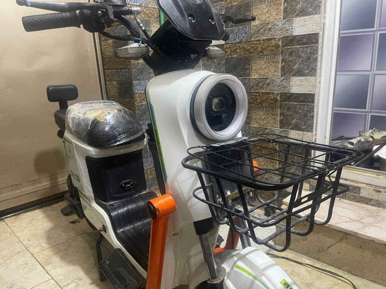 R9 • نظيف جدا • ناقصه بطارية