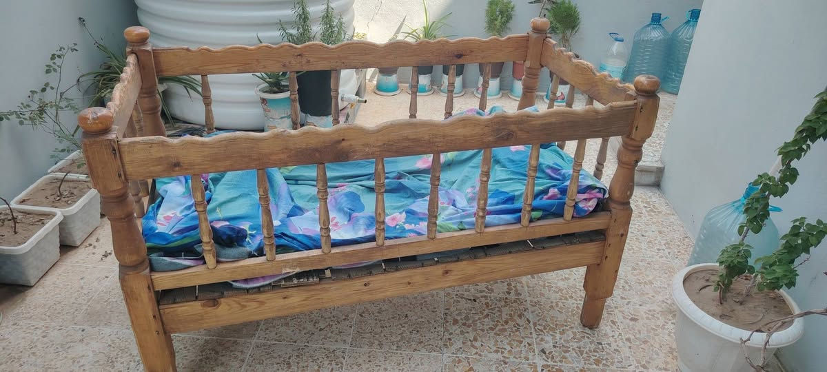 تخت مال اطفال خشب عراقي ثقيل بدون اي عيب وشرط نضافه سعرو 25 الف قفل اتصل ***********
