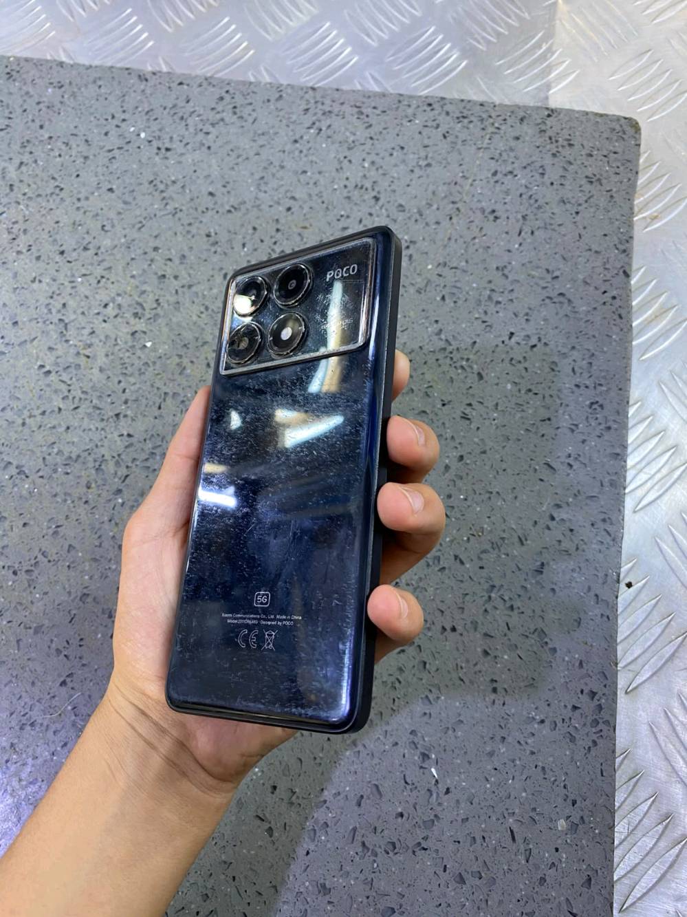 *POCO X6 Pro 5G - نسخة 512GB*

هاي المواصفات الكاملة للنسخة الـ 12GB رام + 512GB ذاكرة: bc07

*الأداء والمعالج*
- *المعالج*: MediaTek Dimensity 8300 Ultra بمعمارية 4nm
- *الأنوية*: Octa Core بسرعة توصل 2.2 GHz
- *الرام*: 12GB
- *الذاكرة*: 512GB
- *دعم الذاكرة الخارجية*: MicroSD لحد 1TB
- *نقاط AnTuTu*: +1,000,000 نقطة a6e8bc07

*الشاشة*
- *الحجم*: 6.67 انش
- *النوع*: 1.5K AMOLED / pOLED 120Hz
- *الحماية*: Gorilla Glass
- *بصمة*: مدمجة بالشاشة bc07a6e8

*الكاميرات*
- *خلفية*: 64MP OIS + 8MP Ultra Wide + 2MP Macro
- *أمامية*: 16MP
- *تصوير فيديو*: 4K bc07a6e8

*البطارية والشحن*
- *البطارية*: 5000 mAh
- *الشحن*: 67W Turbo Charging سريع
- *منفذ الشحن*: Type-C bc07

*معلومات أخرى*
- *النظام*: Android - يجي بـ Android 12/13 حسب النسخة
- *الشبكة*: 5G + Dual SIM Nano
- *الوزن*: 186g - 188g
- *مقاومة*: مقاوم للماء والغبار
- *الألوان المتوفرة*: أسود، أصفر، رمادي
- *اللي بالعلبة*: الجوال + الشاحن + كيبل Type-C + كفر + دبوس الشريحة bc07a6e85bc8

*نقاط القوة*
1. *أداء قوي جداً* بفئته السعرية بسبب الـ Dimensity 8300 Ultra
2. *شاشة 1.5K 120Hz* ممتازة للألعاب والفيديو
3. *شحن سريع 67W* يشحن البطارية بسرعة
4. *كاميرا 64MP مع OIS* وثبات بصري

تحب أعرفلك سعره حالياً بالعراق لو تريد مقارنة مع جهاز ثاني؟