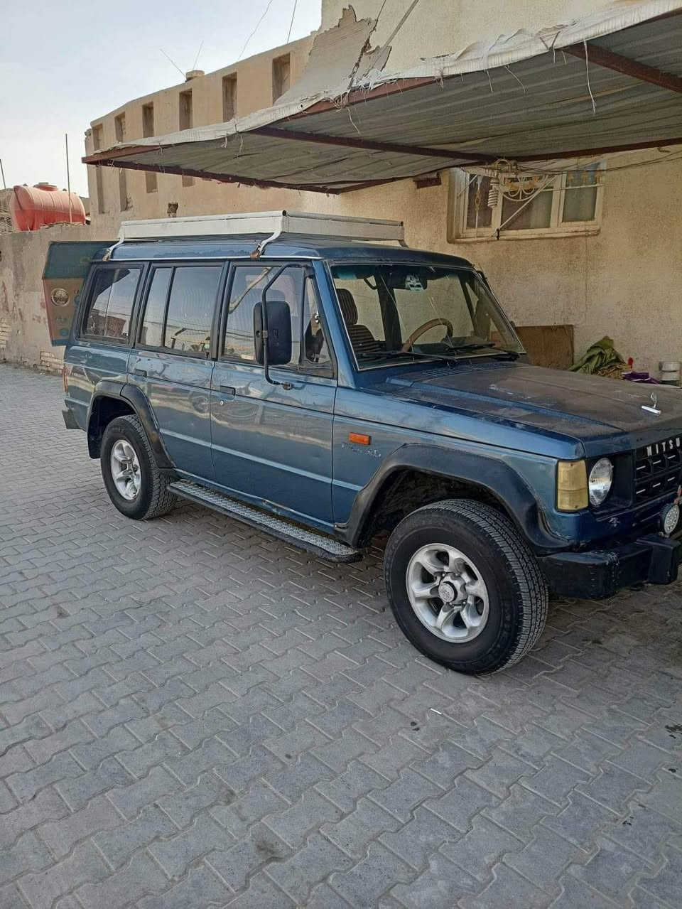 هونداي باجيرو مديل 1991السياره مكفوله 6سلندر 7راكب السياره نضيفه وحلوه وستعمال قليل يعني ما يطلعون بيه هواي السعر 45ورقه وبيه مجال حك الجيه العنوان ذي قار حي الثوره وره مجمع الطاحونه***********هاذ رقم التفلون
