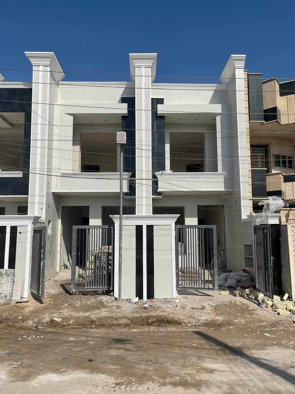 للبيع 4 مشتملات - حي الجهاد / الرفاق الأولى
يحتوي كل. دار. على 4 غرف نوم مطابخ. عدد 2 

🏠 المساحة: 100 متر لكل مشتمل

موقع. مميز.  قريب جداً على شارع العام. 

وقريب على شارع 40 

تسليم مفتاح. 

📐

📏ارضيه مرمر تركي.  

طابقين. ونصف 

التفاصيل لكل مشتمل:

• 4 غرف نوم • صالة كبيرة • مطبخين • خدمات كاملة 

الموقع: بغداد - حي الجهاد - الرفاق الأولى - موقع ممتاز وهادئ وخدماته كاملة.

📞 للاستفسار والتواصل (واتساب او اتصال):

سيف ابو يزن

***********

***********
