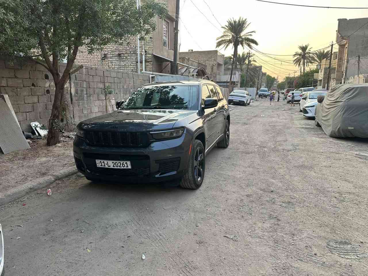 سلام عليكم 
جيب ٢٠٢٣ بلاك توب
سياره وارد امريكي سبع راكب
سياره جديده و حلوه 
بدون ايرباك 
فقط صبغ ربع الجنطه 
دعاميات سياره بلاديه جايه وياه داخل سياره مجرد مفتوحات  
موجوده السياره بغداد الغدير ساحه ميسلون
سياره بسمي تحويل ثاني يوم بغداد 
***********
