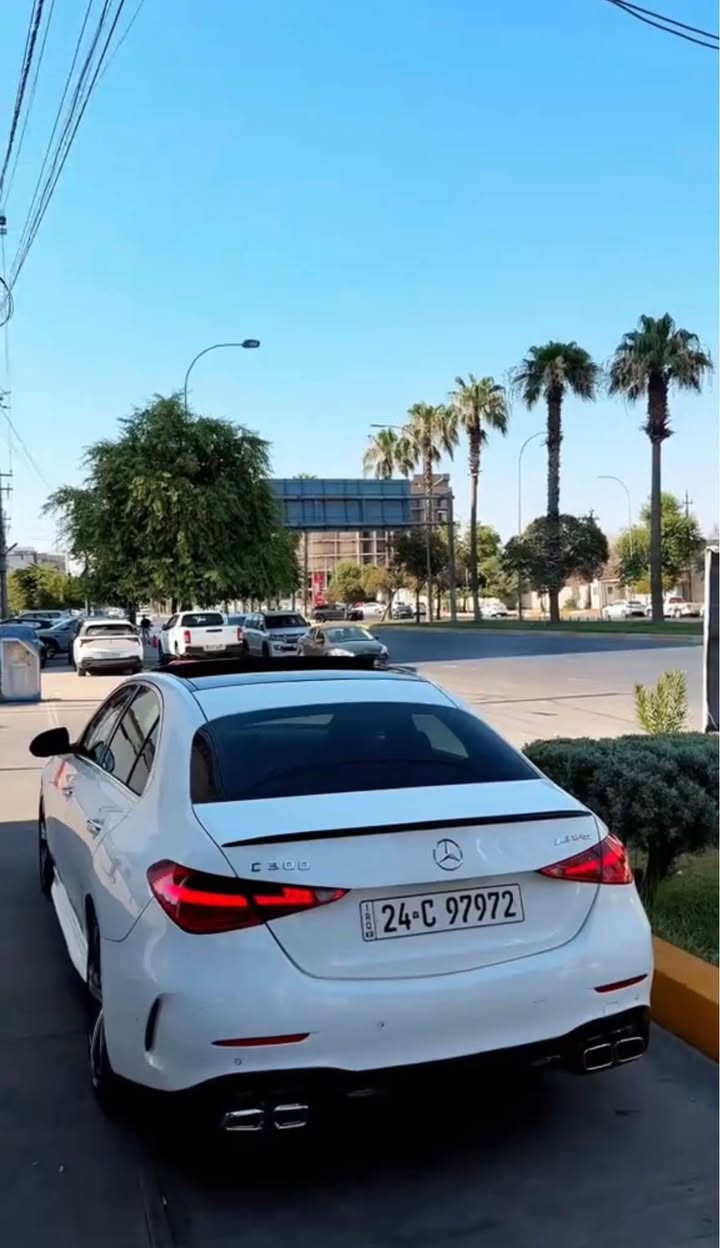 ميرسيدس بينز C300 2025 وارد امريكي
فول فول مواصفات لون ابيض داخل مشمشي 
 كت كامل AMG C63
ماشيه 31,000km
الضر 3 قطع خلفية صبغ وايرباكات سستم شركة وبيها مكانين على شبر شبر صبغ 
السيارة جديدة بدون اي نقص 
مرقمة جديد هزة وفحص وسنويه كله جديد جاهزة من كل النواحي 
السعر 320$ ورقه وبيها مجال بسيط 
الشراي يتصل واتساب 
***********
عنوان السيارة اربيل 
للبيع فقط أربيل, العراق
