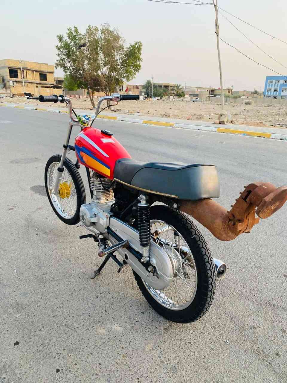 السلام عليكم دراجه للبيع شاصي نامه 26اوراق سكنر  ومكينه 21 طياره نامه برو نصبه ومعدل فول الدراجه ب550وبيه مجال قليل مكاني ديوانيه مركز الشراي يتصل ***********
