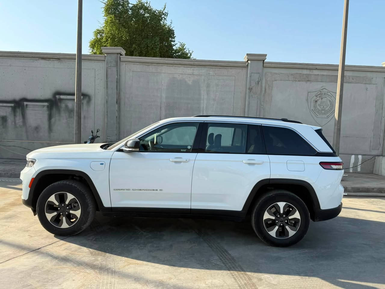 السلام عليكم 
jeep موديل 2023 هايبرد 
سيارة جديدة ماشية 41 الف مايل
حادثها هوسه بس ماكو دواخل او شواصي 
فقط جاملغات وبنيد اي قطعة متضررة تم تبديلها بقطعة تفصيخ اصلي مشتغلها شغل شركة وكالة 
سيارة سوبر ودهن امزويل مهتم بيها 
سيارة رقم بغداد تحويل ثاني يوم 
مابيها اي نقوصات كاملة سيارة 
مكاني بغداد
‭
***********‬
سعر سيارة 280 ورقة قابل للتفاوض
