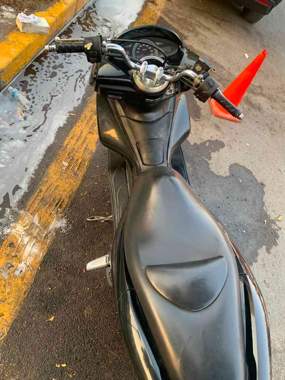 السلام عليكم دراجه Pcx جيل الاول نضيفه محرك كفاله مابيها أينقص كلشي شغال السعر مليون و١٥٠ مكاني بغداد اليرموك رقم الهاتف ***********
