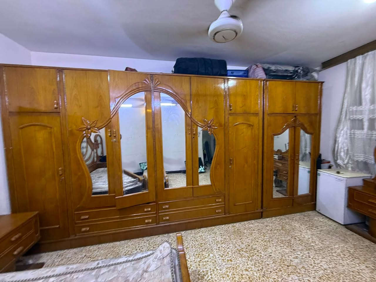 غرفة أعشاب للبيع
كنتور 6 أبواب
ملحق ٢ أبواب 
ميز أحذية
ميز تواليت 
المكان بغداد حي القاهرة 
للاستفسار التواصل 
***********
