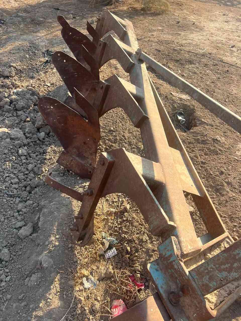 فدان للبيع سعر ٥٠٠ وبي مجال حك الجيه ***********
