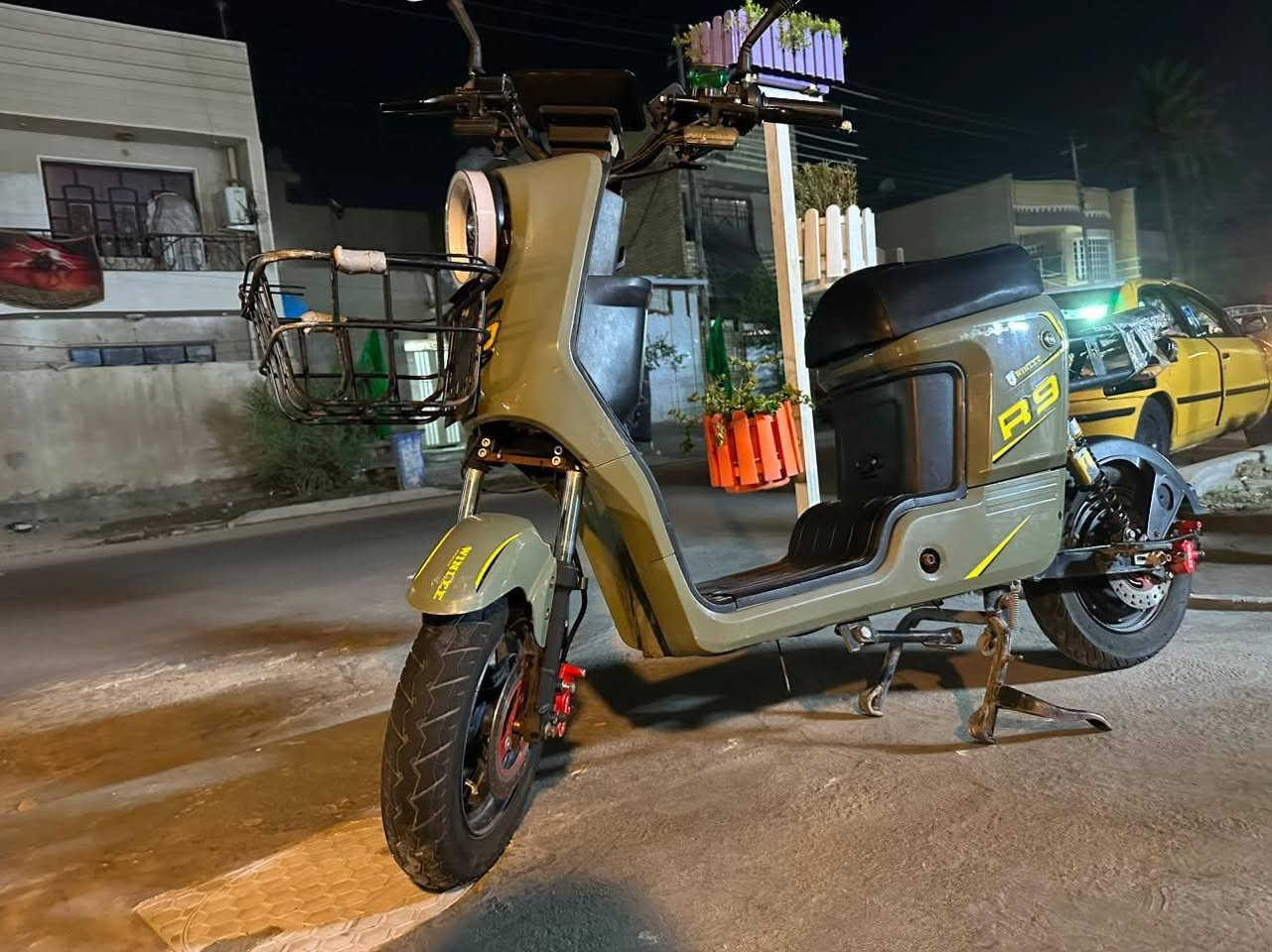 بسم الله الرحمن الرحيم
 دراجة R9 ٢٠٢٤ للبيع
السعر 400 وبيها مجال قليل 
 تفاصيل: البطاريات صارلها فقط ثلاث اشهر 
للاستفسار مراسلة على ماسنجر أو الاتصال برقم ***********
