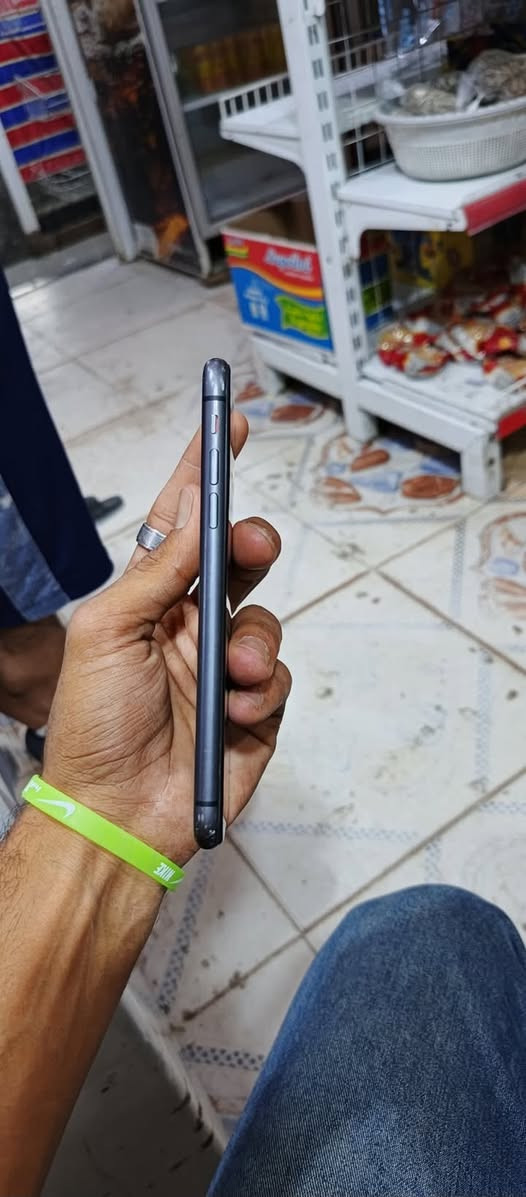آيفون ١١عادي ألون اسود يرهم مروسه
ذاكره ١٢٨ 

بطاريه ١٠٠

مبدل شاشه وبطاريه 

فيس أيدي واكف 

كلشي شغال٪؜

سعره يكون ١٥٠بيه مجال  بصيط حك جيه
رقمي ***********
