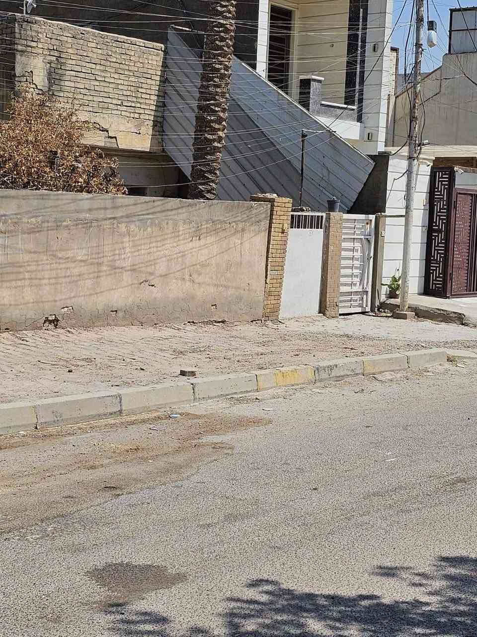 السلام عليكم 
 بيت 600متر موقع ممتاز مقابيله منتزه وشارع كلش عريض واجهة 20 متر ونزال 30 موقع حي البنوك @ استفسار على رقم ***********
