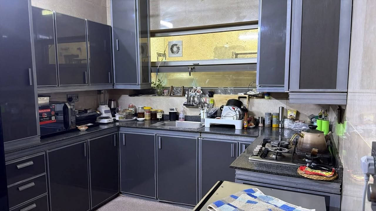 السلام عليكم كونتر ايطالي نضيف  الامنيوم مع داخل MDF مع اجهزه طباخ وفرن بدون 
***********
