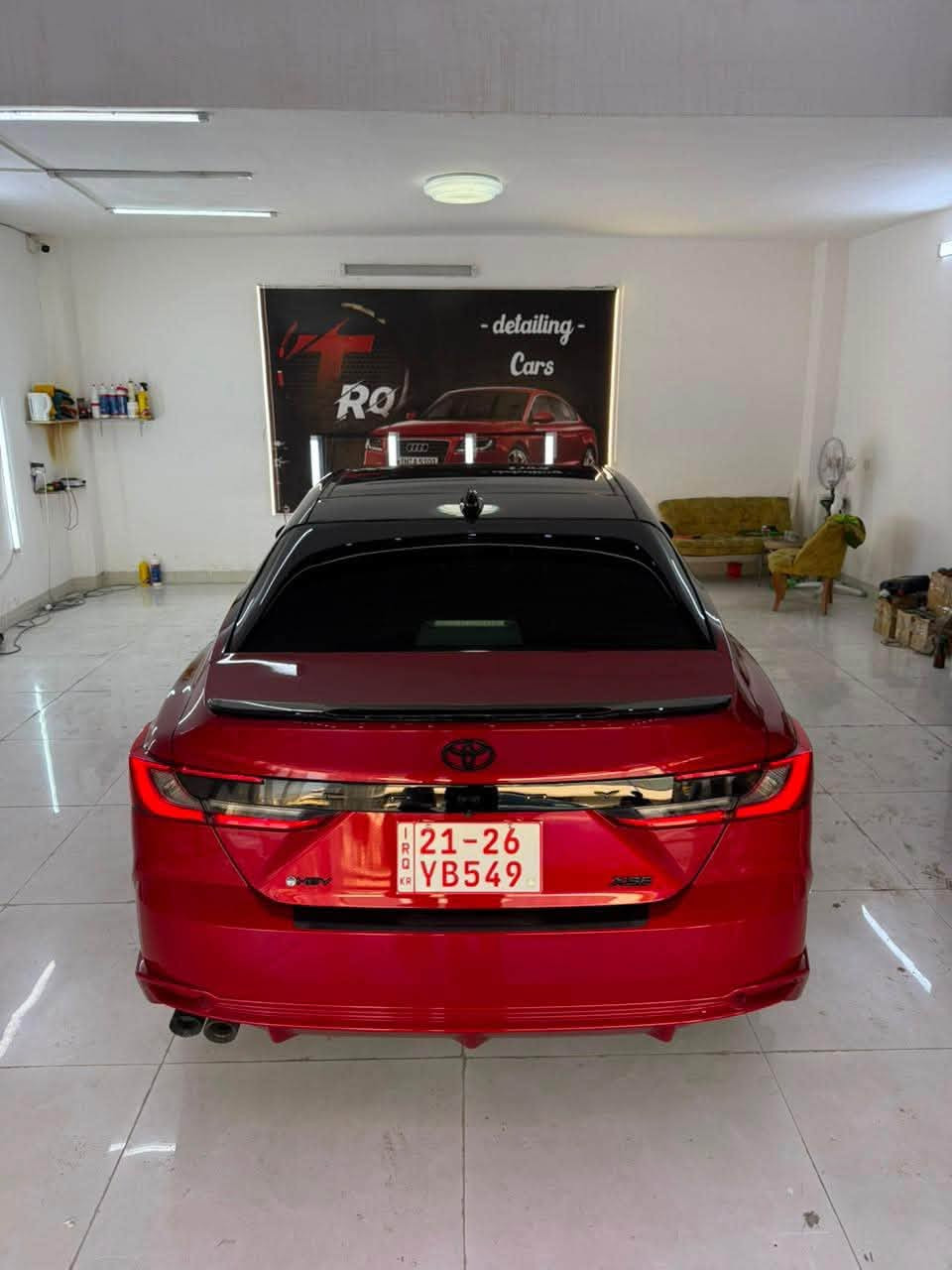 كامري xse 2025
* ⁠* لون أحمر Supersonic Red.
* جنوط رياضية 19 إنش.
* سبويلر خلفي.
* مصابيح LED أمامية وخلفية.
* فتحة سقف بانورامية.
* مرايا كهربائية مع إشارات LED.
* داخلية حمراء Cockpit Red.
* مقاعد جلد رياضية.
* مقعد السائق كهربائي مع ذاكرة.
* مقعد الراكب كهربائي.
* تدفئة وتبريد للمقاعد الأمامية. 
الشاشات والتقنية
* شاشة عدادات رقمية 12.3 إنش.
* شاشة وسطية 12.3 إنش.
* Apple CarPlay و Android Auto لاسلكي.
* شاحن لاسلكي.
* Digital Key (فتح وتشغيل بالجوال حسب التجهيز). 
* نظام JBL Premium Audio.
* 9 سماعات مع ساب ووفر. 
الداتا شو (HUD)
* عرض السرعة والملاحة والتنبيهات على الزجاج الأمامي.
* مقاس 10 إنش. 
* رادار أمامي.
* مثبت سرعة ذكي.
* المحافظة على المسار.
* نقطة عمياء.
* تنبيه حركة المرور الخلفية.
* حساسات أمامية وخلفية.
* كاميرا خلفية. 
* هايبرد 2.5 لتر.
* 225 حصان (دفع أمامي).
* ناقل حركة eCVT.
* صرفية ممتازة تقارب 20 كم/لتر. 

ملاحظة: الـ Dash Cam ليست قياسية في كل سيارات XSE، وغالبًا تكون مضافة من الوكيل 

سعر 270 بي مجال 
رقم ***********
جاملغ صبغ تعديلين بارد صغار
