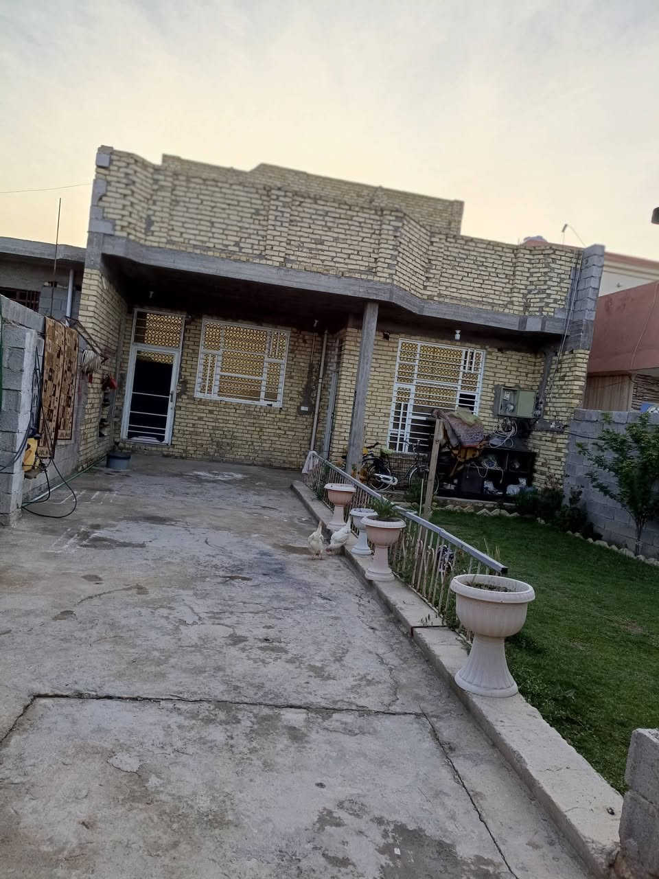 بيت للبيع
منطقه حواس منطقه الجشعم 

المساحه 350متر 

يحتوي /اربع غرف نوم /اثنين من الغرف سويت 

يحتوي على استقبال /و صاله عدد 2/

مطبخ حار مع بارد يحتوي على اربع حمامات 

حديقه كبيره 

بناء درجه اولاه طابوق ماعدا الطابق الثاني 

بناء جديد قريب على شارع العام

الاستفسار ***********

***********
