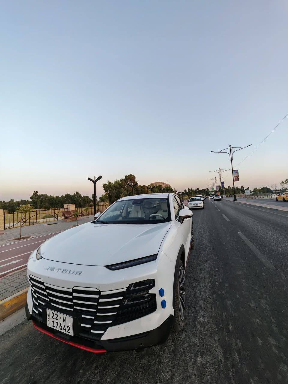 جيتور داشنك لاكجري رقم اربيل  ( مكان السيارة بالموصل) 
Jetour Dashin Luxury
للبيع 2025 ماشية( 11300) الف  كيلو 
للتواصل :
 اتصال وواتس اب  *********** 

مواصفاتها :
محرك قوي: 1.6 لتر تيربو بقوة حوالي 197 حصان وعزم دوران 290 نيوتن متر مع قير 7 سرعات.
شاشة عملاقة: شاشة ترفيه مركزية بـ 15.6 بوصة لتجربة ذكية بالكامل.
صوت استثنائي: نظام صوتي فاخر من Sony لمتعة قيادة لا تقارن.
شحن لاسلكي: شاحن سريع بقدرة 40 واط لراحتك على الطريق.
تصميم عصري: مقابض أبواب مخفية تفتح تلقائياً، إضاءة LED بالكامل، وفتحة سقف بانورامية واسعة.
أنظمة أمان متقدمة: كاميرات محيطية 360/540 درجة، مثبت سرعة متكيف، نظام الحفاظ على المسار، والفرملة الطارئة.
