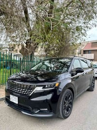 كيا كرنفال لون اسود ملكي  موديل 22  ارباكات سليمه  وبدون صبغ  تشغيل عن...