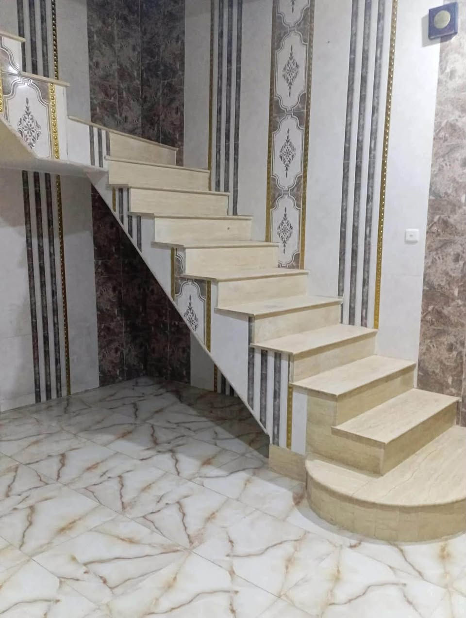 يا بلاش  يا بلاش
شنو اليوم @@@@@@@@@نزل السوك
نزاكة وفن ومتانة وهندسة وتصميم ونظافة بناء حديث
بيت بالحكم قرب الملعب الخماسي
مساحة ١١٠
غرفه نوم وصاله ومطبخ وبراني وحمامات ومخزن فوك حر غير مطلوب 
السعر ٩٩ مليون  
اتواصل ***********واتساب
