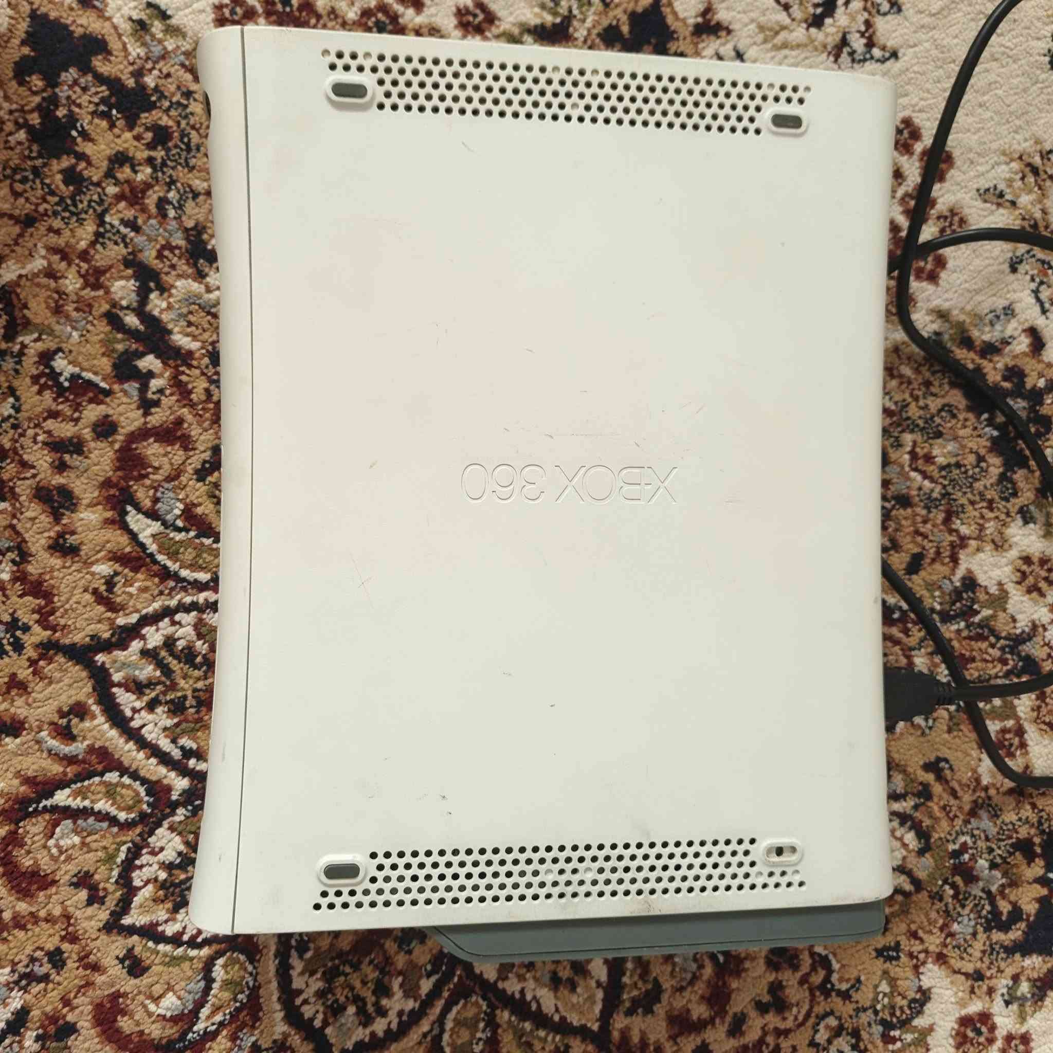سلام عليكم xbox360 فات للبيع مساحة 250 العابة كاملة + يدة وحدة ويا شغالة والجهاز نضيف +HDMI 
مكان نعمانية *********** 
ب١٢٠ وبي مجال
