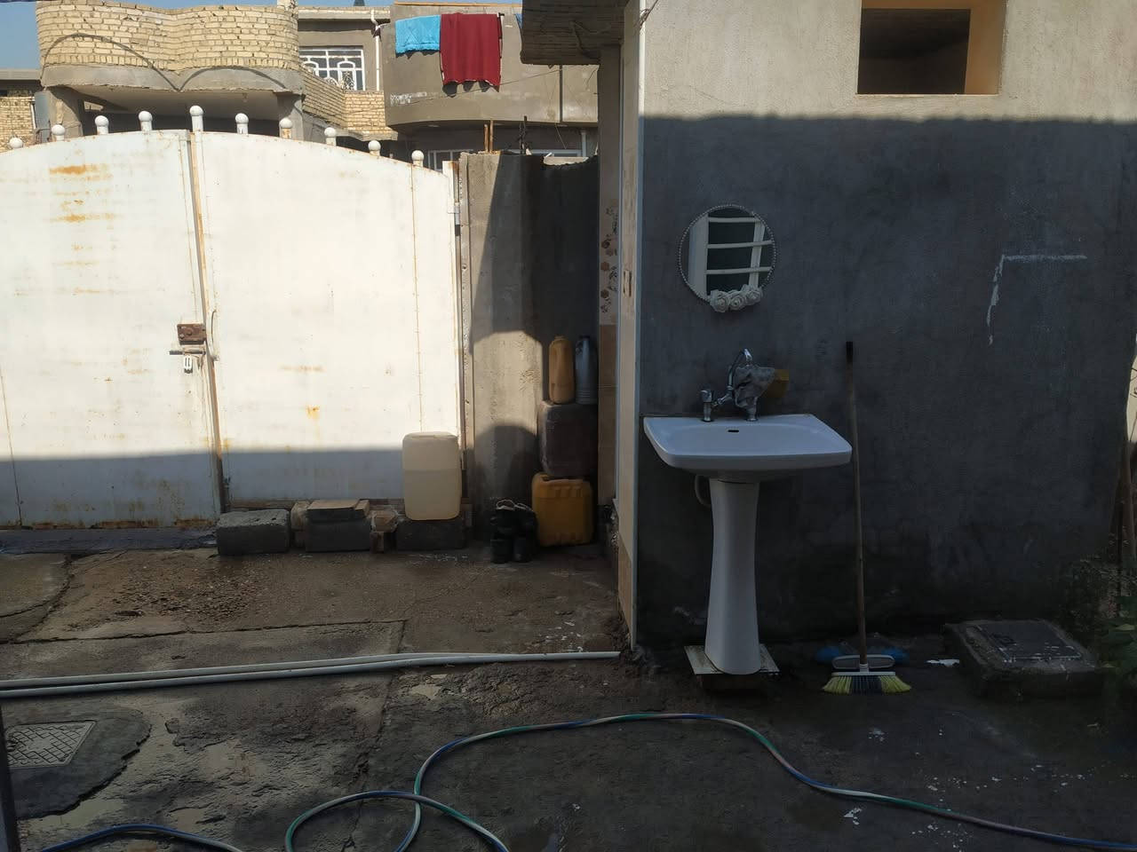 بسعر بلاش بلاش  65 وبي مجال طابو صرف مساحه 130متر بيت بناء جديد طابق واحد هول وغرفه ومطبخ وكراج وصحيات داخليه و خارجيه وحديقه بي إجازة بناء تكمله طابق ثاني ابو غرق حي المرتضى قرب المدرسه الجديدة بصف التبليط كامل خدمات رقم صاحب البيت 
***********
