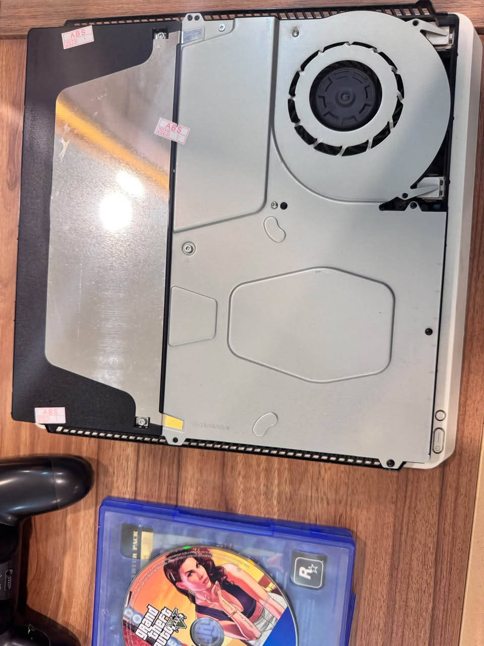 🎮 للبيع بلاي ستيشن  4مهكر نضام قرص  (PS4) بحالة ممتازة! محتويات الجهاز: الجهاز + يد تحكم أصلية (DualShock 4)عدد3 + كافة الأسلاك (الكهرباء و HDMI وشاحن اليد). 
الحالة: نظيف جداً، ما مفتوح ابد شغال 100% وخالي من أي عيوب أو مشاكل (الفحص متاح قبل الشراء). المساحة:(500جيجابايت) السعر: (250) قابل للتفاوض البسيط للجادين. بغداد المعامل السياحي للتواصل ***********
