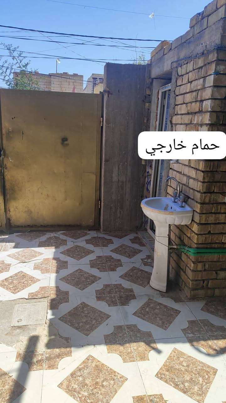بيت ١٠٠ متر طابو صرف طابق ونص مطلوب إسكان ٨٤ مليون العنوان كربلاء حي الغدير شارع الجبور رقم صاحب البيت ***********

نص مكتوب في الصور:
- غرفه دخول المطبخ عاصاله
- منور
- حمام داخلي
- غرفه طابق ارضي الطول 5 العرض 4
- حمام خارجي