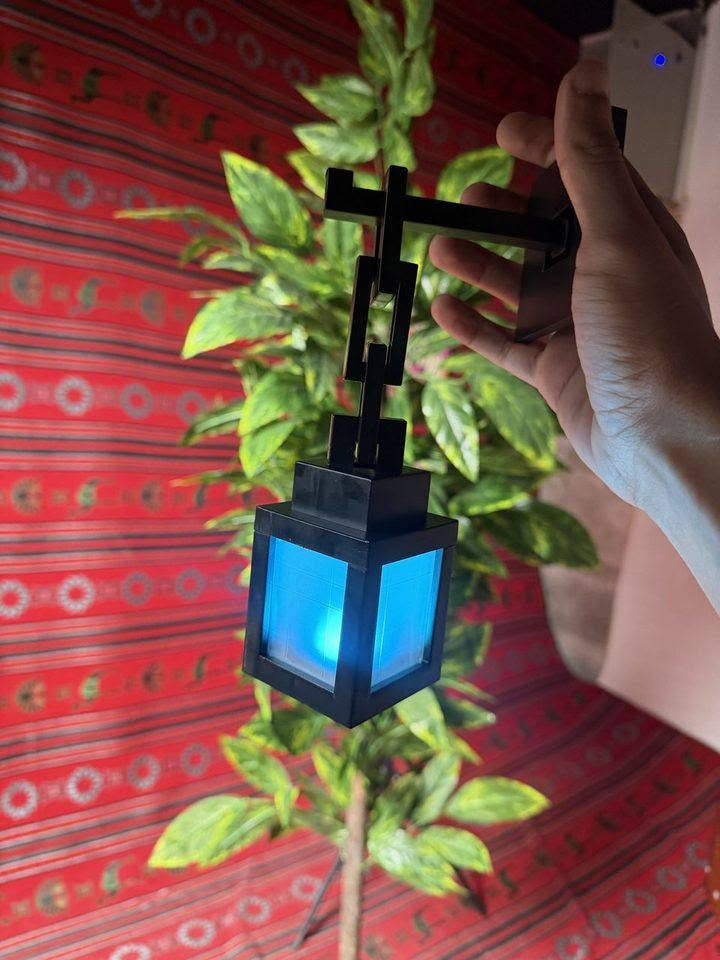 سعر المنتج 17,000 مع التوصيل 

للتواصل ***********

المميزات:

. إضاءة LED موفرة للطاقة.

. 16 لون إضاءة متغير.

. التحكم بالألوان والإضاءة عن طريق الريموت كنترول.

. بطارية طويلة الاستخدام حسب مواصفات الكارتن.

. مناسب كـ Night Light للإضاءة الهادئة بالليل.

. مناسب للتخييم والرحلات والجلسات الخارجية.

. يستخدم كإضاءة ديكورية للبيت، غرفة النوم، المكتب أو الصالة.

. تصميم فانوس مميز يضيف لمسة جمالية للمكان.

. مصنوع من مواد قابلة لإعادة التدوير وصديقة للبيئة حسب الكارتن.

. إضاءة ناعمة ومريحة للأجواء الهادئة.

. تعدد الألوان يخليك تغير جو المكان حسب رغبتك.

📦 محتويات العلبة:

فانوس LED.
ريموت كنترول للتحكم بالإضاءة والألوان.

كابل الشحن/التغذية USB 

قاعده تثبيت

الموديل: S-601
الإضاءة: LED
عدد الألوان: 16 لون
النوع: Lantern Night Light
بلد الصنع: الصين
