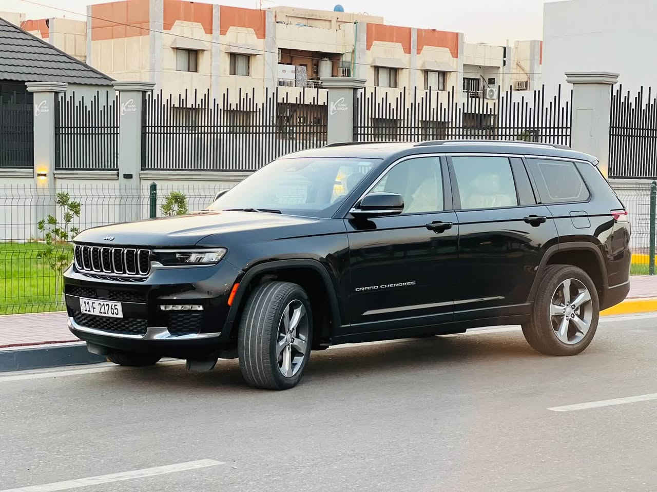 جيب  كراند شيروكي  لون اسود 2021 لمتد L .خليجي
7   راكب
وكالة هارلم السيارة حيل جديدة 
المحرك : V6.  3.6L 
العداد :  41 الف  كيلو متر حقيقي
اللون : اسود 
الرقم : بغداد بأسمي تحويل ثاني يوم
سيارة جديدة على وضع الشركة  
مكان السيارة: البصرة  حي الخضراء
المواصفات :
* دفع رباعي 4x4 . 
* رادار امامي مع مانع تصادم . 
* تحذير الخروج عن المسار . 
* تحذير النقطة عمياء  .
* ويل قياس 20 انج .
* سقف بانوراما . 
*دشبول دجتل مع شاشه بمواصفات عاليه
* شاشه كبيرة 10.1 انج . 
* نظام الخرائط (GPS) .
* كاميرا داخلية محيطيه  360 درجه  . 
* كاميرا خلفية . 
* المصابيح الأمامية زنون .
* كشافات الضباب زنون .     
* تشغيل عن بعد .
* صندوق كهربائي .
*شفتات بالستيرن.
السيارة مغلفة ppf  بالكامل  من شركة دايتك 

كفالة عامة  ما عدا  بارد بالجاملق الامامي  اثر طخه باب بسيطه  وصور الطخه موجوده عندي  

*الگير ماوس مع وضعيات قياده متعدده.
* مقصورة الركاب من الجلد الفاخر .
*تطعيم الدشبول والابواب صاج ملكي.
* حفظ وضعيات الجلوس (ميموري) . 
* المقاعد الأمامية كهربائية .
* المقاعد الأمامية تبريد وتدفئة .
* المقاعد الخلفية تدفئة .
*سايد بريك بصمه.
*فول تحكمات ستيرن امامي خلفي.
*عشره  ايرباك بالدشبول ولتكم ولكراسي
* سستم صوت Alpine . 
* انارة داخلية LED . 
* حساسات خلفية . 
* 7 راكب .
* مكيف خلفي مع وحدة تحكم منفصلة . 
* تدفئة ستيرن . 
* مرايا متحسسه للضوء العالي . 
* مانع تصادم خلفي .
* بلوتوث تلفون . 
* محدد سرعة . 
* نظام التشغيل والاطفاء الاوتوماتيكي ( Auto Start System ) .
* نظام بريك اوتماتيكي ( Auto Break System ) .
*وبقية المواصفات المعروفه
بانزين محسن والدهن درجة اولى من وكالة موتل 
اسف على الاطالة
العنوان البصرة 
للاستفسار  اتصال وواتساب
السعر  325$ بيها مجال   بسيط  
حيل جديدة  
***********

