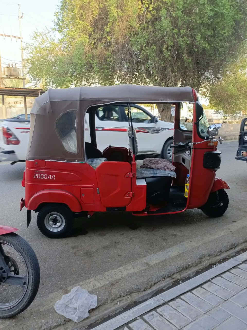 تك تك موديل ٢٢ سنويه ورقم بغداد تك تك خير من الله بيه رشات صبغ قليله بدون ضربه السعر 8900 وبيها مجال قليل العنوان بغداد قرب مدينه بسمايه 
للاستفسار ***********

