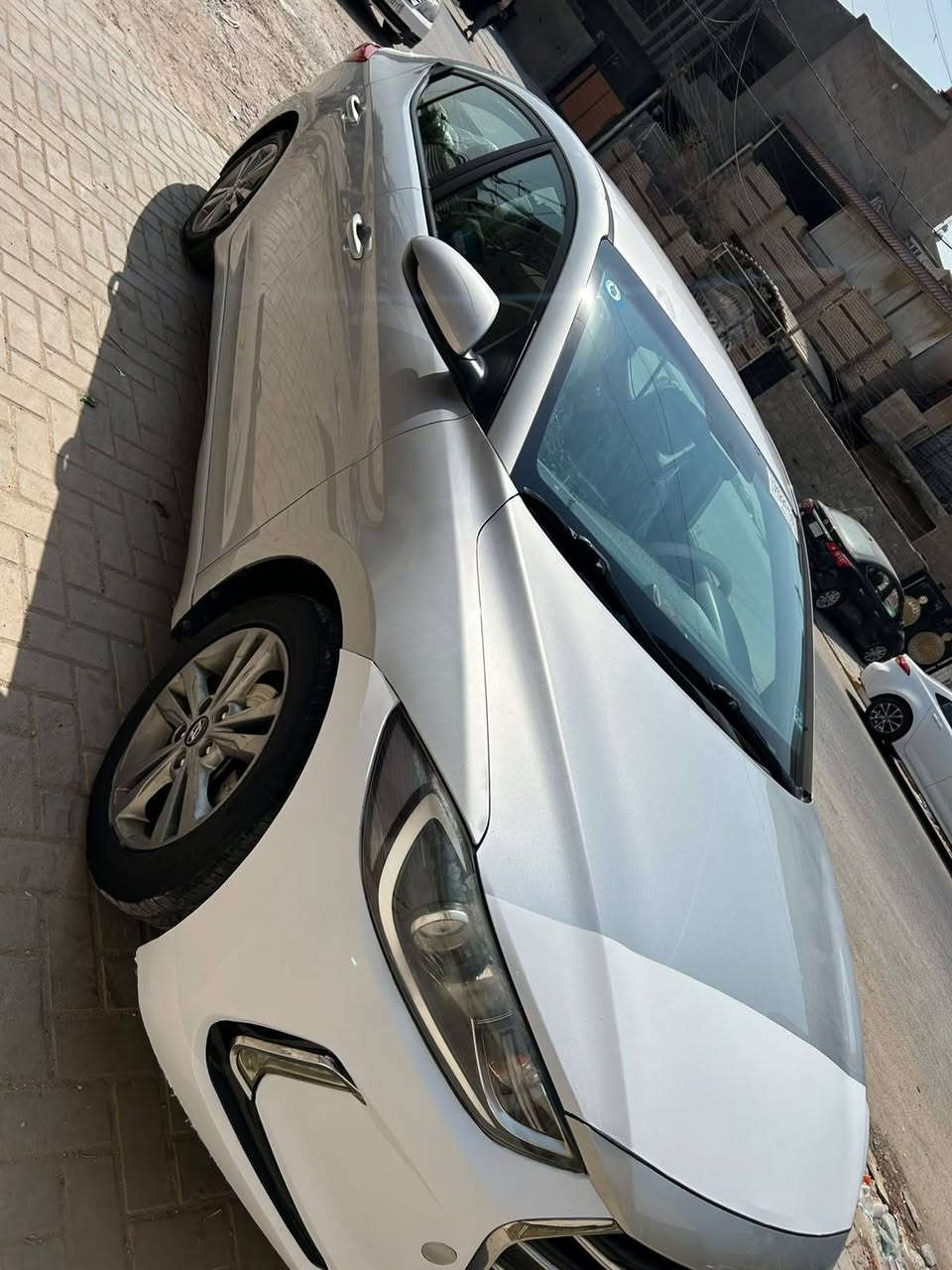 النترا 2017 بيها بس دوسات صبغ وتكحيل بسيط والباقي  كفاله من الصبغ مكينه 2000 دوش كير ATحداديه 
بصمه شاشه اصليه رادارات تحكمات تبريد شغال ثلج 

بغداد الدوره 
***********
السعر 120$

