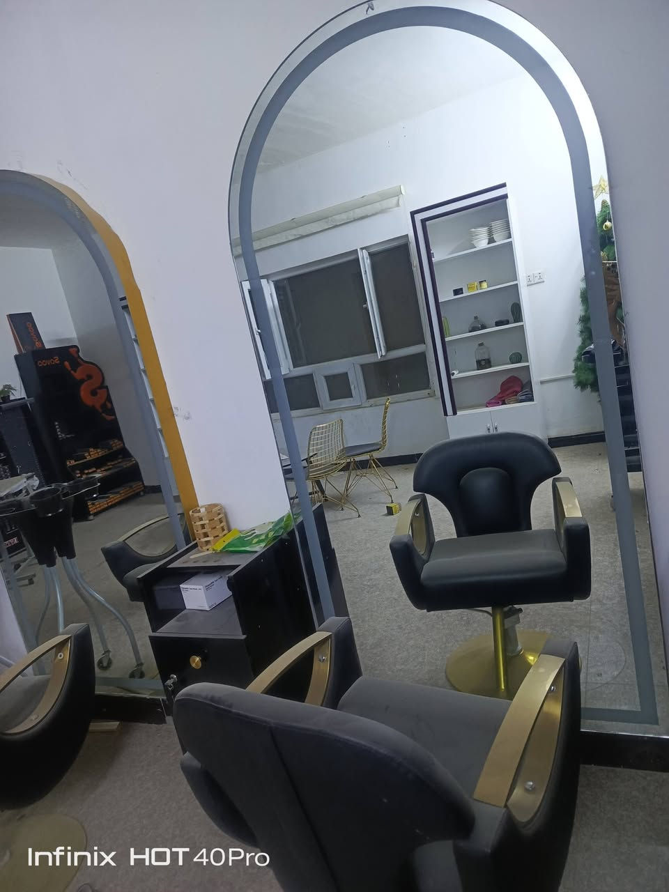 غراض صالون للبيع  جدد المكان تكريت حي جامعه ‏‪***********‬‏

نص مكتوب في الصور:
- Infinix HOT 40Pro