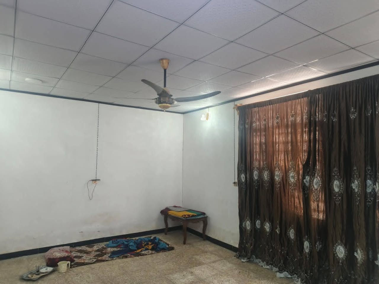 بيت للبيع مساحته ٢٣٠ متر  يحتوي على غرفتين ٥×٤ وصاله ٦×٨ تقريب او اكبر واستقبال ٥ونص × ٤ طارمه جبيره صحيات داخل وخارج عنوانه سايدين ١٧ تموز عمود ٥ قرب بانزين خانه ريبال قريب على شارع تقريب ٥ بيت سعره ٤٥ وبيه مجال منطقه كلش حلوه *********** رقم ابو البيت
