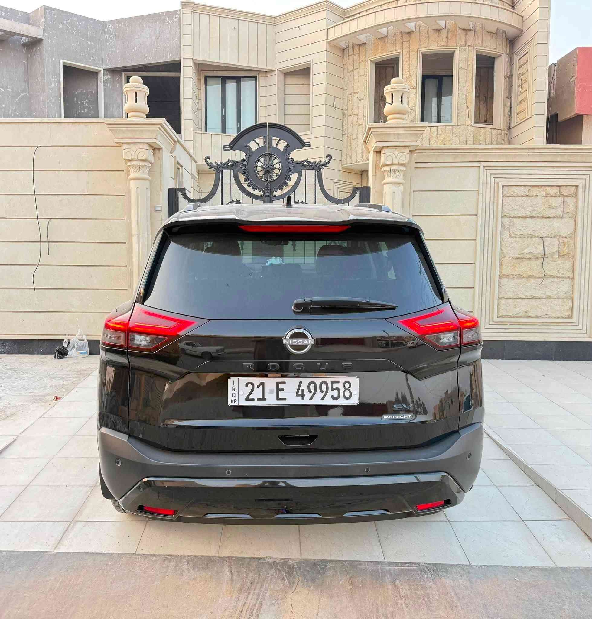💥 للبيع: نيسان روج بلاتينيوم بلاك إديشن 2023 (Nissan Rogue Platinum 2023 - Black Edition) 💥

⚙️ المواصفات الفنية والمحرك:
 الموديل: 2023
 الفئة: بلاتينيوم (Platinum) - أعلى فئة
 المحرك: 1.5L تيربو المتطور (VC-Turbo) - 3 أسطوانات بقوة 201 حصان وعزم هائل.
 ناقل الحركة: أوتوماتيكي CVT سلس جداً مع وضعيات قيادة (Sport / Eco / Standard).
 نظام الدفع: دفع أمامي (FWD) - ممتاز جداً واقتصادي جداً في استهلاك البنزين.
✨ التجهيزات الخارجية (Black Edition):
 لون أسود ملكي جذاب مع حزمة البلاك إديشن.
 إضاءة LED بالكامل (مصابيح أمامية، نهارية، وخلفية).
 فتحة سقف بانورامية كهربائية عملاقة.
 وياله ألمنيوم حجم 19 إنش بتصميم رياضي.
 صندوق خلفي (دبة) كهربائي يفتح بالقدم (Hands-Free).
 سكك سقفية باللون الأسود + حسّاسات ركن أمامية وخلفية.
 مرايا جانبية كهربائية بلون السيارة مع إشارات وتدفئة.
🛋️ المقصورة الداخلية والرفاهية:
 مقاعد جلد فاخرة جداً (Semi-Aniline) باللون الملكي.
 مقاعد أمامية وخلفية دافئة + عجلة قيادة دافئة.
 ذاكرة لمقعد السائق وتعديل كهربائي كامل للمقاعد.
 شاشة عدادات ديجيتال بالكامل مقاس 12.3 إنش.
 شاشة عرض معلومات على الزجاج الأمامي (Head-Up Display) مقاس 10.8 إنش.
 شاشة لمس وسطية مقاس 9 إنش تدعم Apple CarPlay (لاسلكي) و Android Auto.
 نظام صوتي فاخر جداً من Bose مكون من 10 سماعات مع مضخم صوت.
 شاحن هاتف لاسلكي + منافذ USB و Type-C للركاب بالأمام والخلف.
 تكييف أوتوماتيكي ثلاثي المناطق (Triple-Zone) مع ستائر جانبية للركاب في الخلف.
🛡️ أنظمة الأمان والسلامة (ProPILOT & Safety Shield 360):
 نظام القيادة شبه الذاتية ProPILOT Assist مع رادار ومثبت سرعة ذكي متكيف.
 نظام كاميرات رؤية شاملة 360 درجة (Around View Monitor).
 نظام الكبح التلقائي للطوارئ (أمامي وخلفي) مع كشف المشاة.
 نظام تحذير النقاط العمياء (Blind Spot) والتنبه عند الخروج من المسار.
 نظام التنبيه من حركة المرور الخلفية أثناء الرجوع.
صدوق كهرباء
السياره بحاله الوكاله دينار متصرف عليه
تايرات الوكاله جديده
باتري جديد 
مبدل دهن قبل يوم
حادث جاملغ بنيد بدون دواخل 
ايربك سترين مبدل اصلي

السعر 160 بي مجال 
ماشيه 61 الف كيلو

***********
***********
صلاح الدين / بلد
