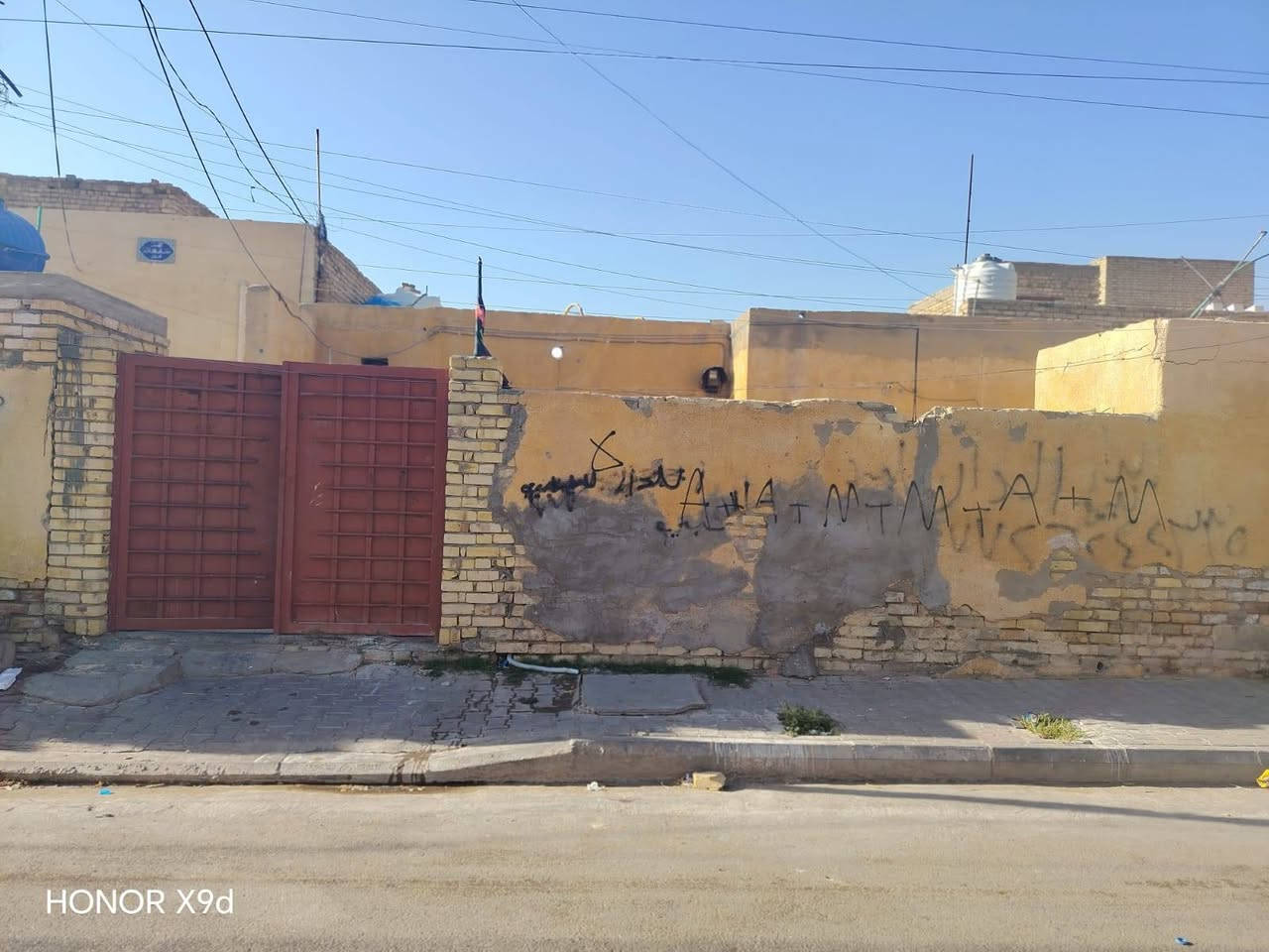 بيت بنأ قديم عكاده ساكنه بي عأله حالين يباع بسعر قطعه زين القوس شارع سيد يعقوب قرب الكراج *********** ***********
