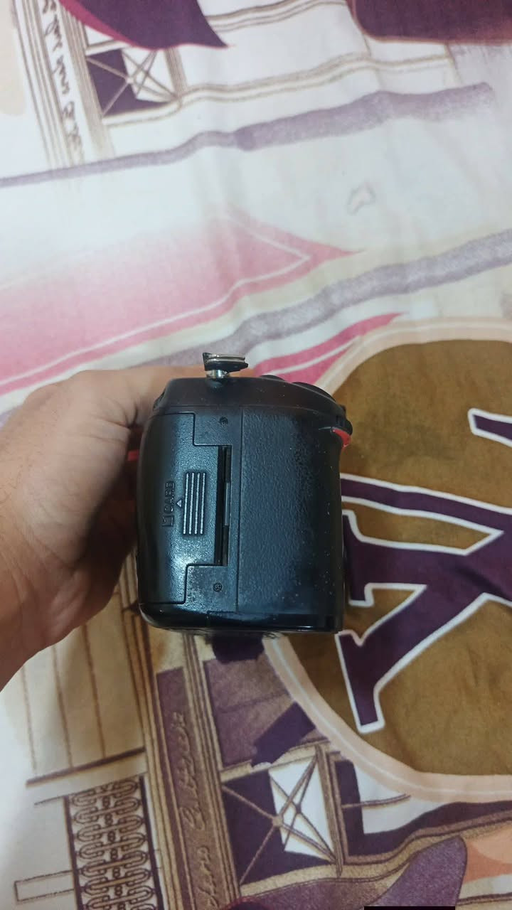 نيكون 7000D كامره نظيفه ويها عدسه 70-300 عدسه رياضيه صور كلش حلوه والسعر هاذ رقم ***********
