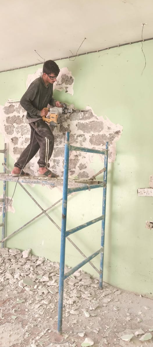 السلام عليكم يوجد كادر متخصص باعمال البناء واللبخ زائد تعديل البيوت وخلع السيراميك والكاشي وتفليش صبات المنازل الفوق اللي عنده شغل من هذين المذكورات يتصل على هذا الرقم /***********
