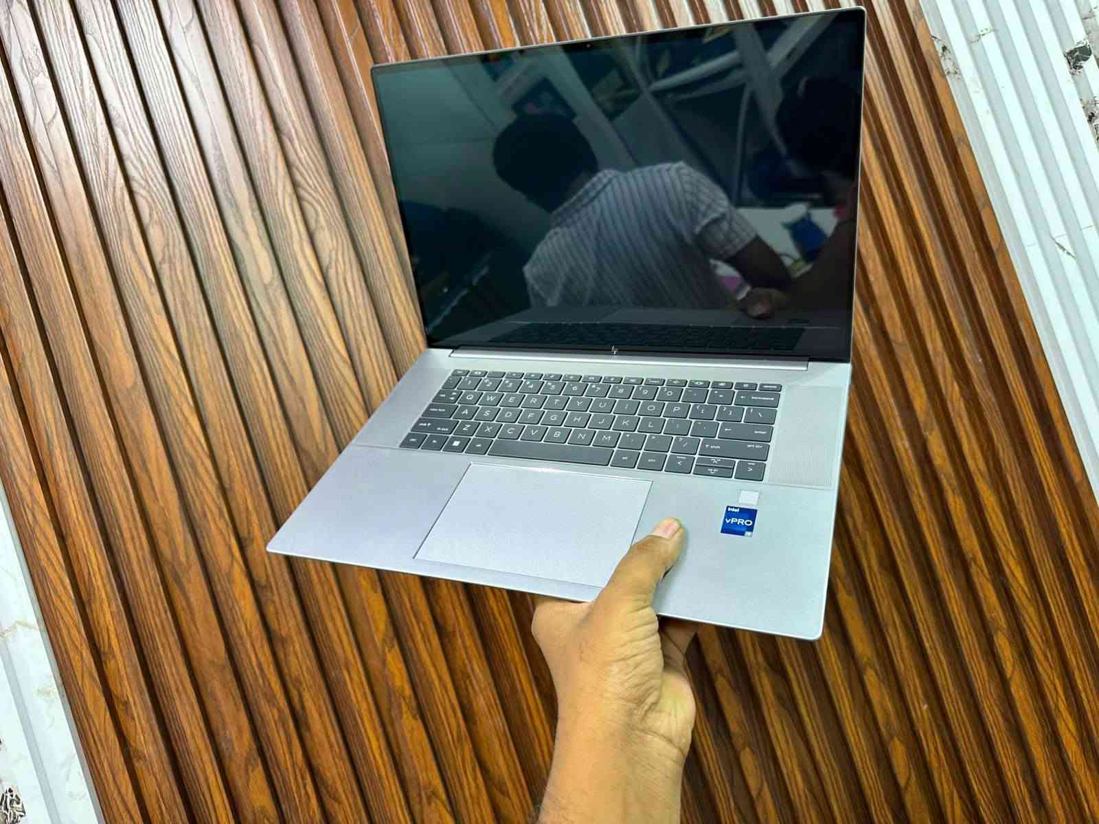 الكمية محدودة
ZBook Studio G10 Workstation العملاق والمصمم خصيصاً للمهندسين، المصممين، وصنّاع المحتوى المحترفين. 💻✨
🚀 المواصفات الخارقة للجهاز:
ملاحظة /  ممكن زيادة الرام الى 32 مع زيادة 300 الف دينار عالسعر. 
المعالج: Intel Core i9 13900H
(الجيل الثالث عشر الخارق) لأداء لا يعرف التوقف.

كرت الشاشة: NVIDIA RTX A1000 6GB Graphics الاحترافي المخصص لأقوى برامج الرندرة، المونتاج، والجرافيكس الثقيل.

الذاكرة (RAM):  16GB RAM DDR5 5600 MHZ
تضمن لك سلاسة تامة في التنقل بين البرامج المعقدة.

التخزين: 512GB SSD فائق السرعة لفتح النظام والملفات في ثوانٍ.

الشاشة: شاشة خيالية بدقة 4K زجاجية وتدعم اللمس (4K Glass Touch Display) لألوان فائقة الدقة ووضوح مبهر.
بصمة اصبع للأمان .
💎 حالة الجهاز:

ممتازة جداً (Excellent A++) بحالة الوكالة ونظيف تماماً.

🎯 الاستخدامات المثالية:
الهندسة، التصميم الثلاثي الأبعاد (3D)، المونتاج الاحترافي، والبرمجة.
السعر 
*********** 
***********

. 💻✨

ZBook Studio G10 Workstation العملاق والمصمم خصيصاً للمهندسين، المصممين، وصنّاع المحتوى المحترفين. 💻✨
