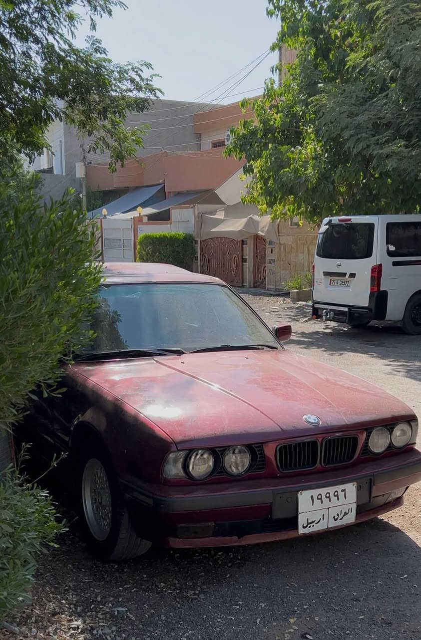 فرۆشتن و گۆڕینەوە
Bmw 528
رەقەم و سەنەوی و بەناو کردن و غەرامە بەشەرت
مەکینە ٥٢٨ ی تاک دیجتاڵە
ئەکسلی ٣.٢١ ی بیلاد قفڵی لەسەرە
گێڕی zf ی لەسەرە
ئەقڵی بەرمەجەیە
ساڵۆنسای سستەم سپۆرتە
ماشا اللە تا حەزکەی بەقوەتە
..
سەیارەکە فولە بەس گێر عادیە
ناو زەردە 
چوار جام کارەبایە
٦ کەلەیە
ئاوێنەی گوێ بەرخە
تاقمێ ویل و تایەی حەسیری جوان لە ژێرە
سەیارەکە دەعامی بەردەم بۆ دەعامی دوا بەشەرت دارو بەرد
*********** سەیارەکە لە کەلارە كالار, السليمانية

