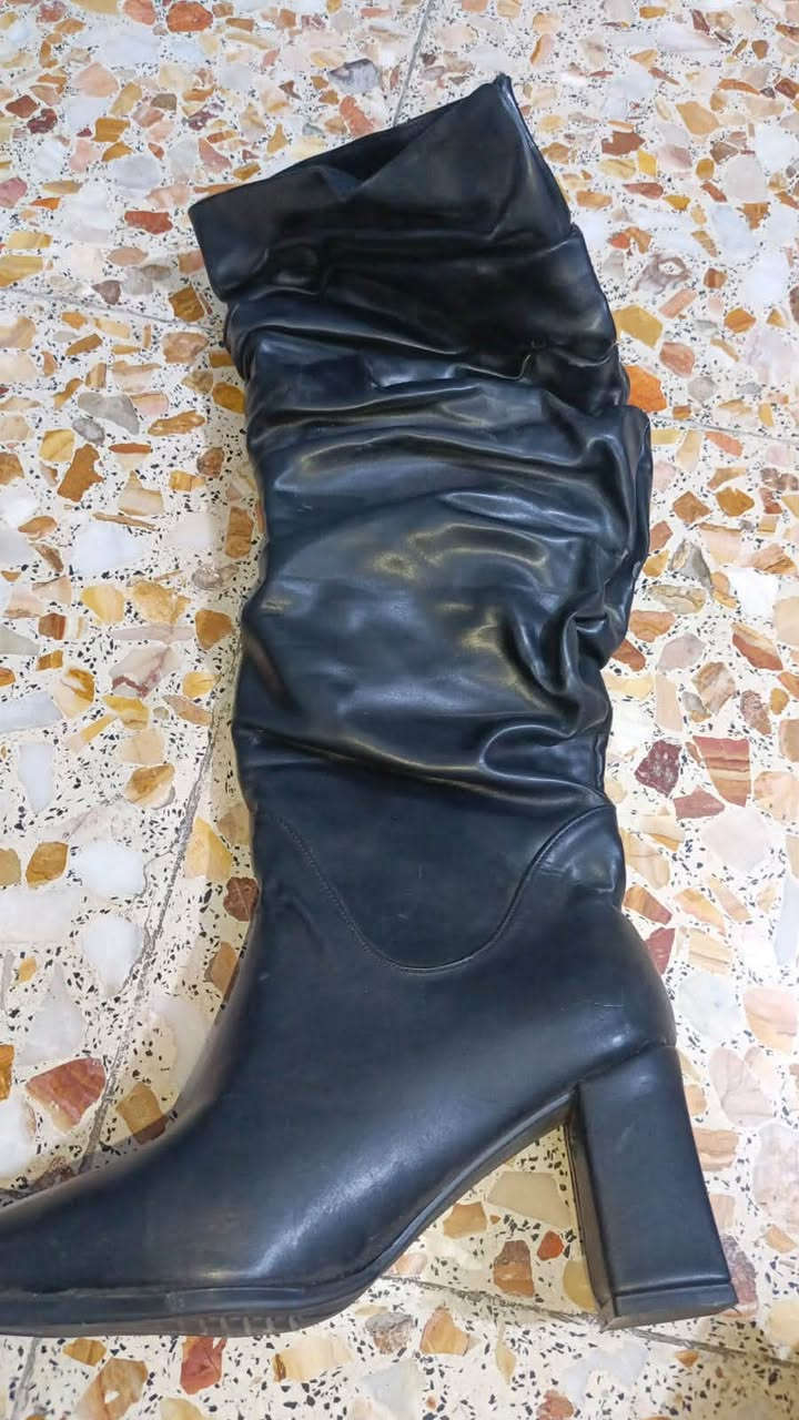 شلعه احذيه موديلات هواي وقياسات هواي تقريبا بيهن ١٠٠٠
الف قطعه *********** القطعه بألف ونص كلهن شلع وتجي وتشوفهن وبيك خير وتدلل

