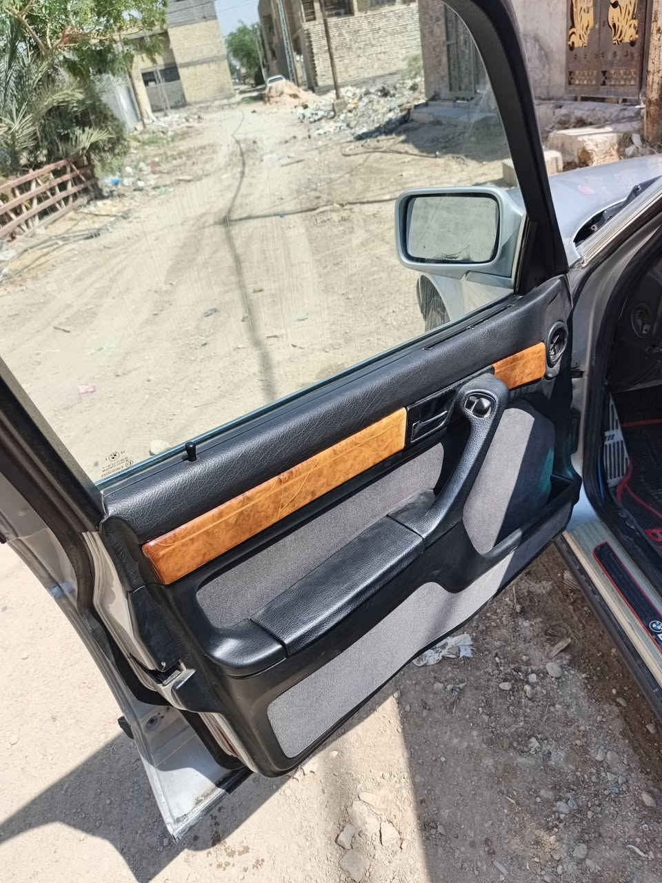 السلام عليكم للبيع بي ام موديل 92 سياره بلاديه كهربائيات كلها شغاله سياره ما بيها كل نقصتخم تاير تبريد شغال فتحه شغاله حداديه صدر جديد سياره خير من الله سياره جديده مكان السياره بغداد شعله سعر 65 وبيها مجال اتصل***********
