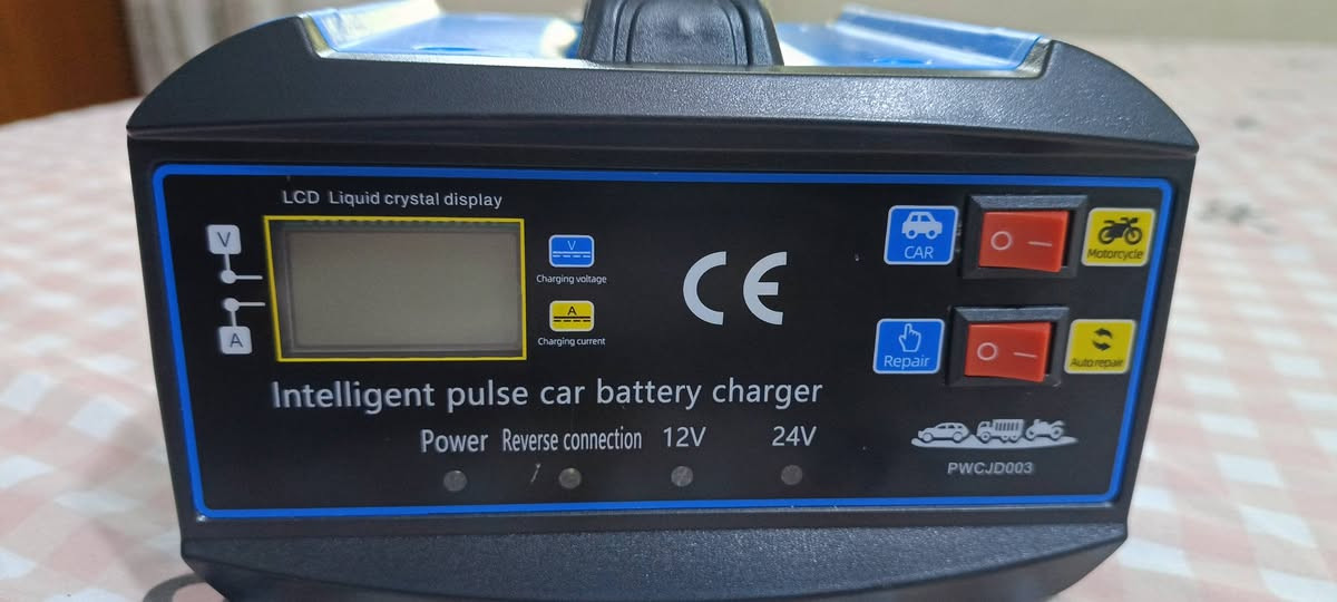 للبيع : 
** شاحن ومصلح بطاريات ذكي **
  (Intelligent Pulse Charger) بقدرة 6 أمبير، يعمل أوتوماتيكياً مع نظام حماية كامل 

المواصفات:
الجهد: يدعم بطاريات 12V و 24V (يتعرف عليها أوتوماتيكياً).

الاستخدام: للسيارات، الشاحنات، والدراجات النارية.

خاصية الإنعاش (Pulse Repair): وضع إصلاح بالنبضات لتنشيط البطاريات الضعيفة.

شاشة رقمية: لعرض الفولتية (V) وتيار الشحن (A).

أمان كامل: حماية من عكس الأقطاب والشحن الزائد، مع فصل تلقائي عند الامتلاء.

الحالة: جديد غير مستعمل. السعر: 35,000 دينار عراقي.
العنوان:  حلة.. الوردية خارج
هاتف:  ***********
           ***********
