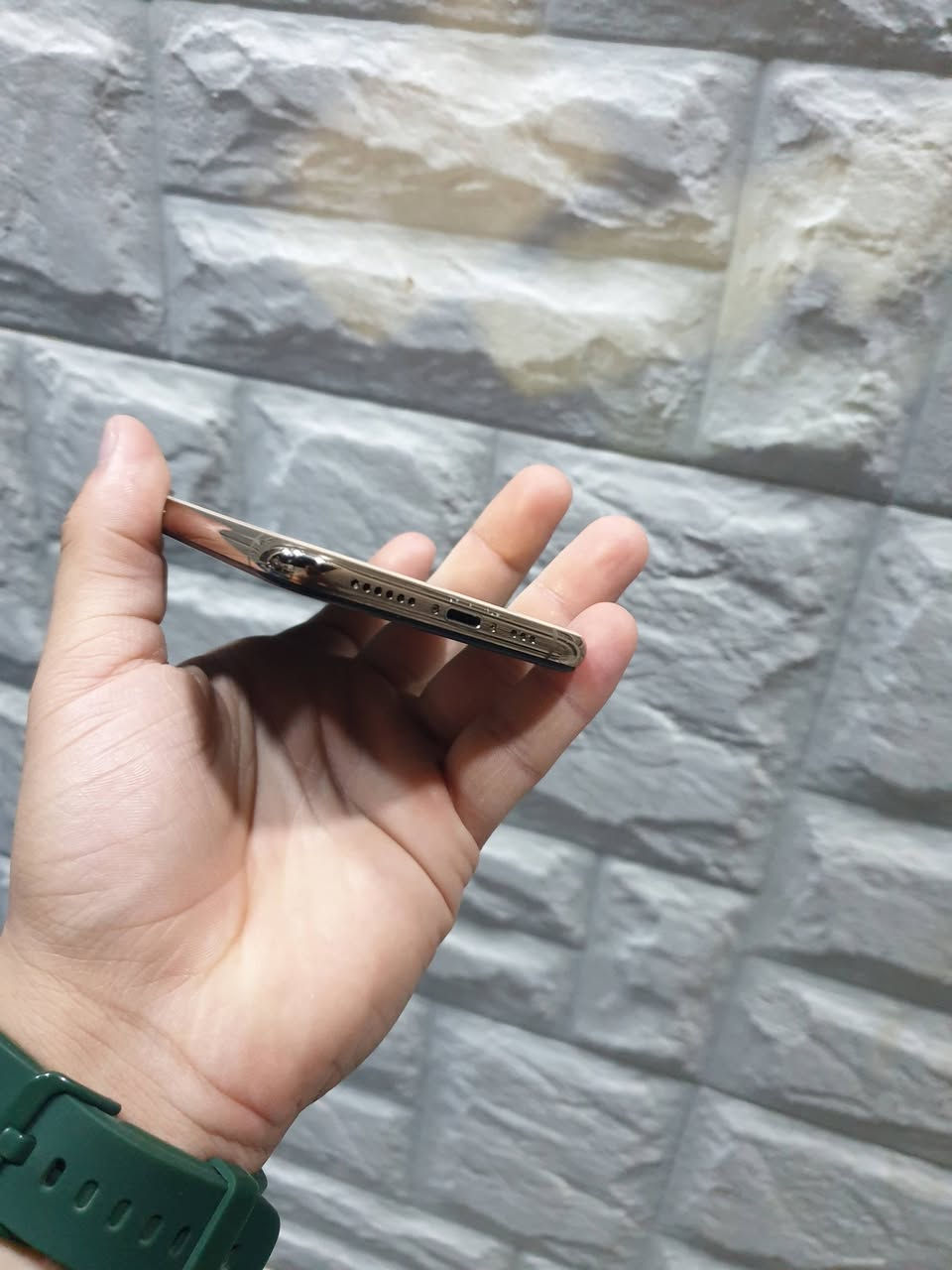 السلام عليكم 
ايفون xs الصغير 
ذاكره 256
بطاريه 100 مستبدله 
فيس ايدي شغال 
الجهاز نضيف جدا وماناقصه شي
سعره ( 175 )  وبي مجال 
مكاني حله 
رقمي ***********
