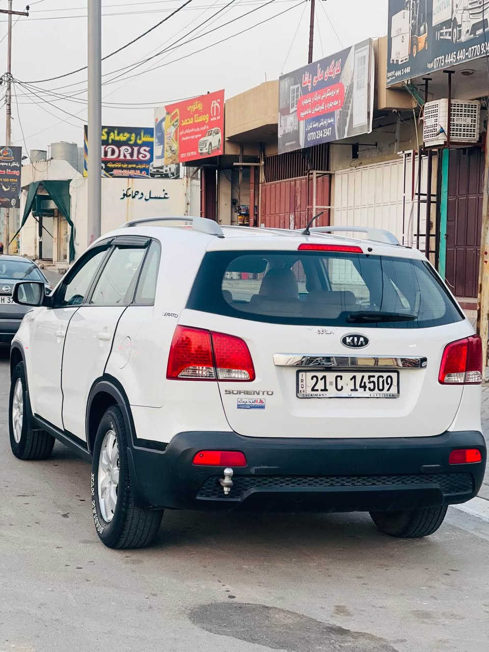 kia sorento 2012 
بۆفرۆشتن 
١٨٥ هەزار رۆیشتووە و تبرید مرکزیة 
وەرەقەی بەنزین و سەنەوی و کامل بەناو خۆمە 
سەیارەکە پاکە و بێ کێشەیە هیچی پێوە نیە غەیری دوو پارچەی بچوک لەسەر سنوقی پشتەوە 
گێر و مەکینەی کەپسە و دەسکاری نەکراوە 

*********** Singapore
