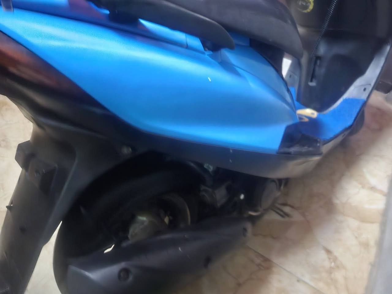 ماكس 140 دراجه
سعرهه 375بيهه مجال بسيط
سلف هندر بي وكت مجفتهه بيدي قبل شهر 
كفرات اصلي مصبوغه لجماليه دراجه حلوه  مرتبه يرادلهه  كتف اشاير وكلوبات لايت بس مكاني الشعب *********** وتساب اتصال
